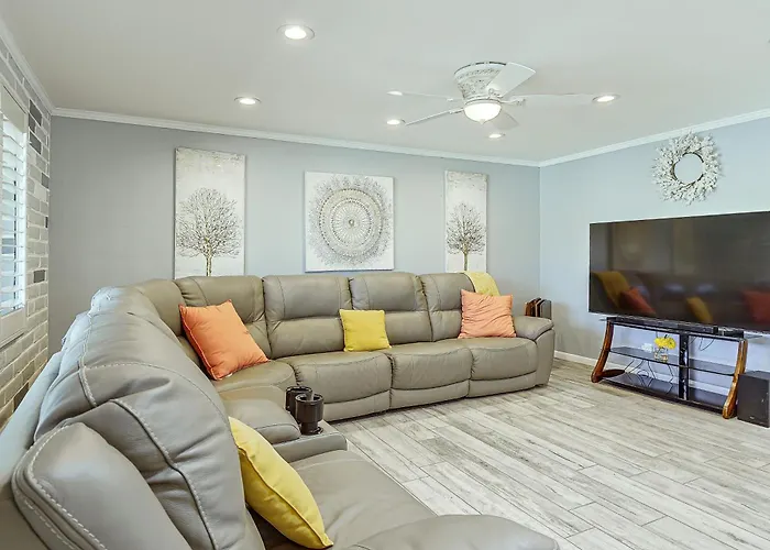 7 Mi To Saguaro Nat'l Park! Mtn-view Haven W/ Pool Holiday home Tucson