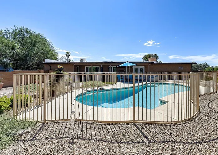 Holiday home 7 Mi To Saguaro Nat'l Park! Mtn-view Haven W/ Pool Tucson